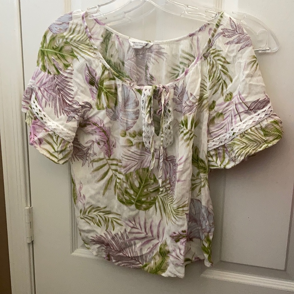 FINAL MARKDOWN Exclusive one tropical look peasant style top medium